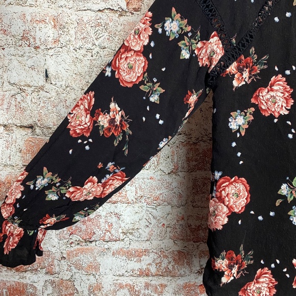 American Rag Womenʻs Black Floral Long Sleeve Blouse Small - Picture 2 of 7